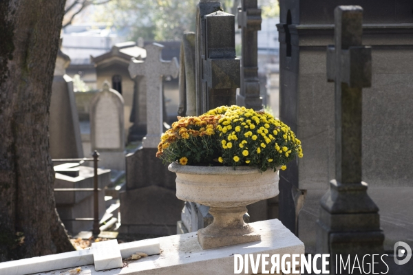 La Toussaint au cimetière du Père Lachaise. Fête des morts et fleurs de la Toussaint. All Saints  Day at the Père Lachaise cemetery.
