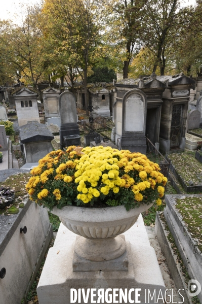 La Toussaint au cimetière du Père Lachaise. Fête des morts et fleurs de la Toussaint. All Saints  Day at the Père Lachaise cemetery.