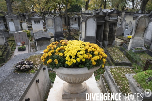 La Toussaint au cimetière du Père Lachaise. Fête des morts et fleurs de la Toussaint. All Saints  Day at the Père Lachaise cemetery.