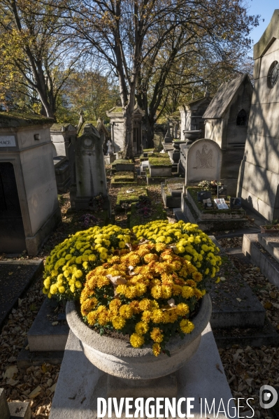 La Toussaint au cimetière du Père Lachaise. Fête des morts et fleurs de la Toussaint. All Saints  Day at the Père Lachaise cemetery.