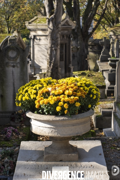 La Toussaint au cimetière du Père Lachaise. Fête des morts et fleurs de la Toussaint. All Saints  Day at the Père Lachaise cemetery.