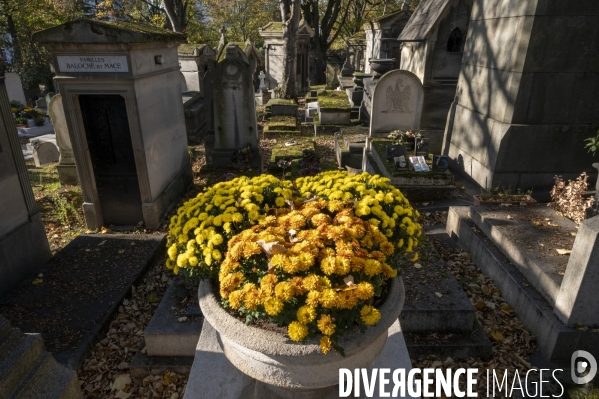 La Toussaint au cimetière du Père Lachaise. Fête des morts et fleurs de la Toussaint. All Saints  Day at the Père Lachaise cemetery.