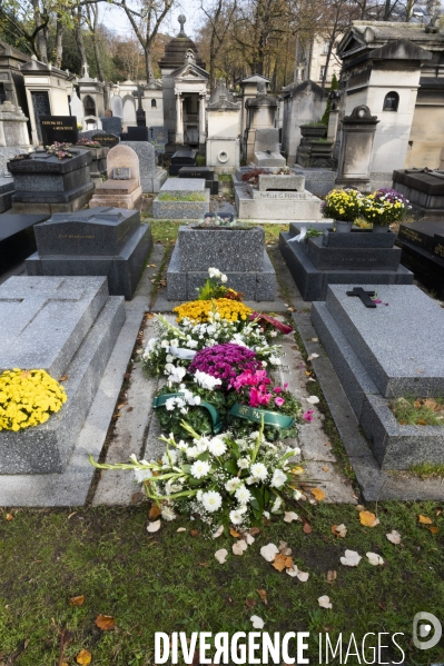 La Toussaint au cimetière du Père Lachaise. Fête des morts et fleurs de la Toussaint. All Saints  Day at the Père Lachaise cemetery.