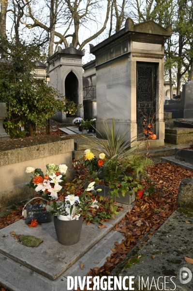 La Toussaint au cimetière du Père Lachaise. Fête des morts et fleurs de la Toussaint. All Saints  Day at the Père Lachaise cemetery.