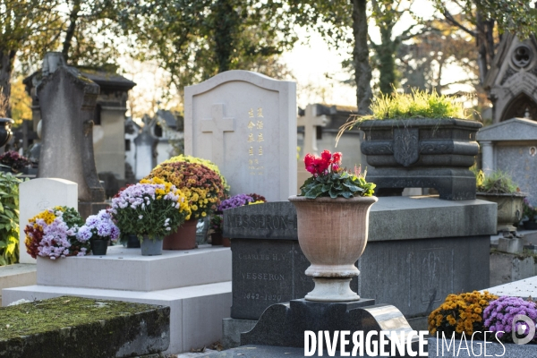 La Toussaint au cimetière du Père Lachaise. Fête des morts et fleurs de la Toussaint. All Saints  Day at the Père Lachaise cemetery.