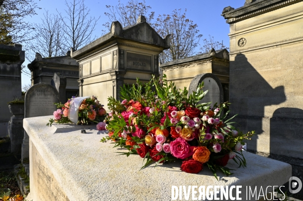 La Toussaint au cimetière du Père Lachaise. Fête des morts et fleurs de la Toussaint. All Saints  Day at the Père Lachaise cemetery.
