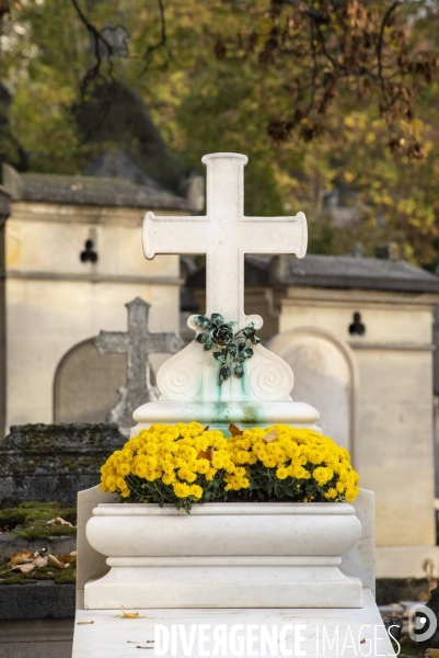 La Toussaint au cimetière du Père Lachaise. Fête des morts et fleurs de la Toussaint. All Saints  Day at the Père Lachaise cemetery.