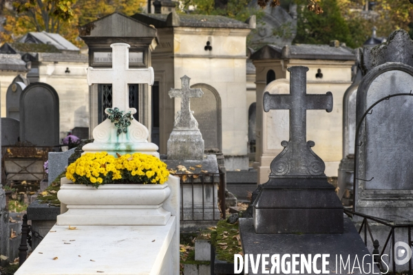 La Toussaint au cimetière du Père Lachaise. Fête des morts et fleurs de la Toussaint. All Saints  Day at the Père Lachaise cemetery.