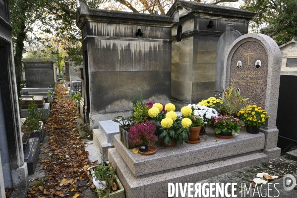 La Toussaint au cimetière du Père Lachaise. Fête des morts et fleurs de la Toussaint. All Saints  Day at the Père Lachaise cemetery.