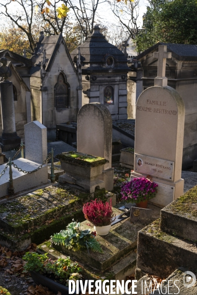 La Toussaint au cimetière du Père Lachaise. Fête des morts et fleurs de la Toussaint. All Saints  Day at the Père Lachaise cemetery.