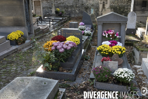 La Toussaint au cimetière du Père Lachaise. Fête des morts et fleurs de la Toussaint. All Saints  Day at the Père Lachaise cemetery.