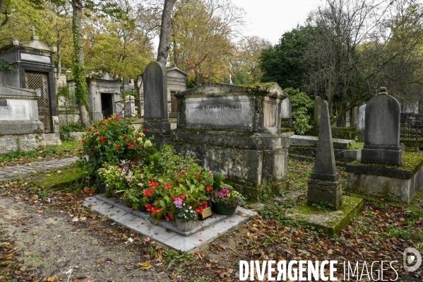 La Toussaint au cimetière du Père Lachaise. Fête des morts et fleurs de la Toussaint. All Saints  Day at the Père Lachaise cemetery.