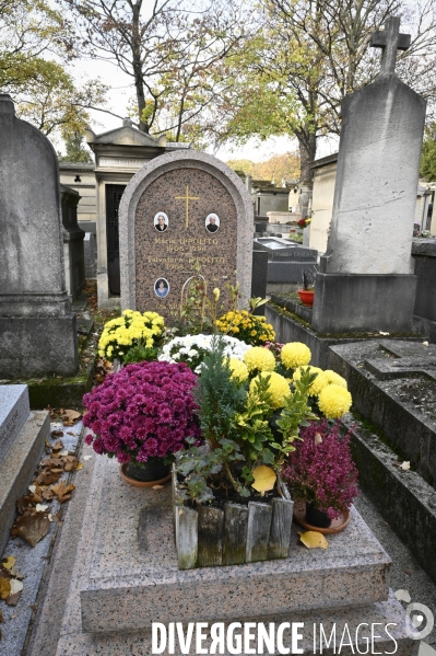 La Toussaint au cimetière du Père Lachaise. Fête des morts et fleurs de la Toussaint. All Saints  Day at the Père Lachaise cemetery.