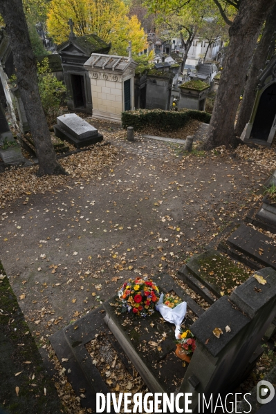 La Toussaint au cimetière du Père Lachaise. Fête des morts et fleurs de la Toussaint. All Saints  Day at the Père Lachaise cemetery.