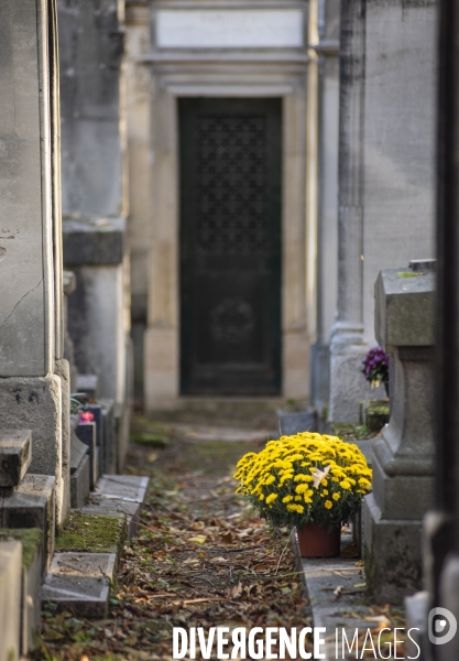 La Toussaint au cimetière du Père Lachaise. Fête des morts et fleurs de la Toussaint. All Saints  Day at the Père Lachaise cemetery.