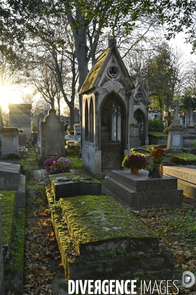 La Toussaint au cimetière du Père Lachaise. Fête des morts et fleurs de la Toussaint. All Saints  Day at the Père Lachaise cemetery.