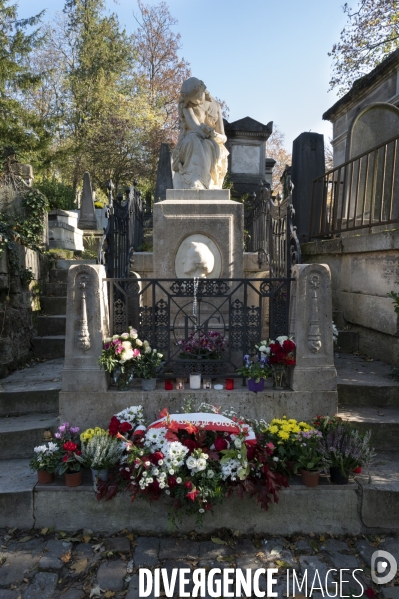 La Toussaint au cimetière du Père Lachaise. Fête des morts et fleurs de la Toussaint. All Saints  Day at the Père Lachaise cemetery.