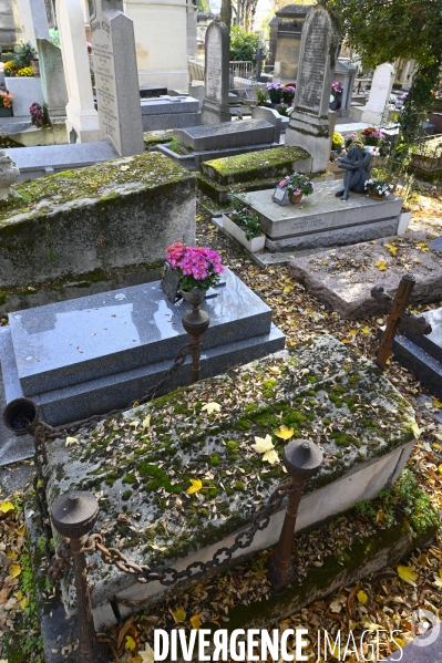 La Toussaint au cimetière du Père Lachaise. Fête des morts et fleurs de la Toussaint. All Saints  Day at the Père Lachaise cemetery.