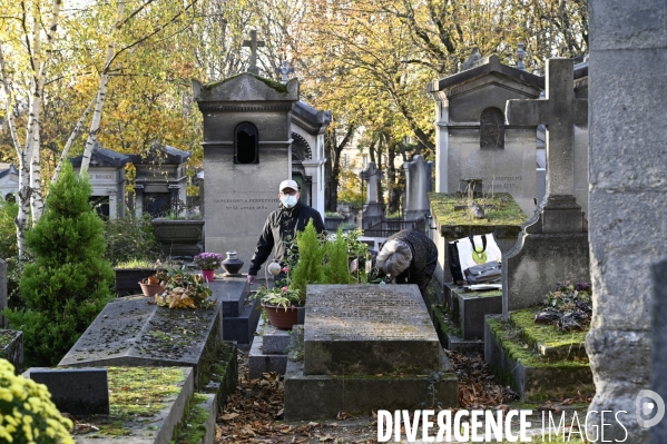 La Toussaint au cimetière du Père Lachaise. Fête des morts et fleurs de la Toussaint. All Saints  Day at the Père Lachaise cemetery.