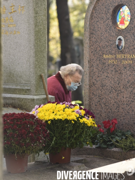 La Toussaint au cimetière du Père Lachaise. Fête des morts et fleurs de la Toussaint. All Saints  Day at the Père Lachaise cemetery.
