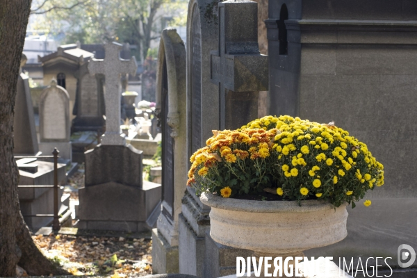 La Toussaint au cimetière du Père Lachaise. Fête des morts et fleurs de la Toussaint. All Saints  Day at the Père Lachaise cemetery.