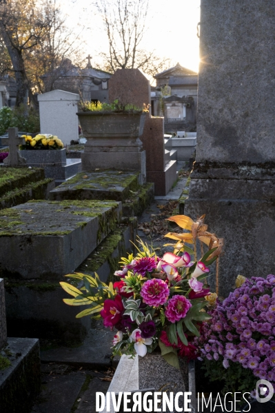 La Toussaint au cimetière du Père Lachaise. Fête des morts et fleurs de la Toussaint. All Saints  Day at the Père Lachaise cemetery.