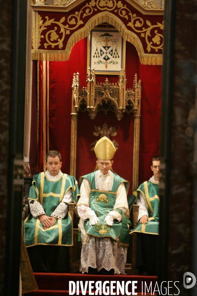 Messe célébrée selon le rite de Saint Pie V dans l église Saint Nicolas du Chardonnet, fief des catholiques traditionalistes