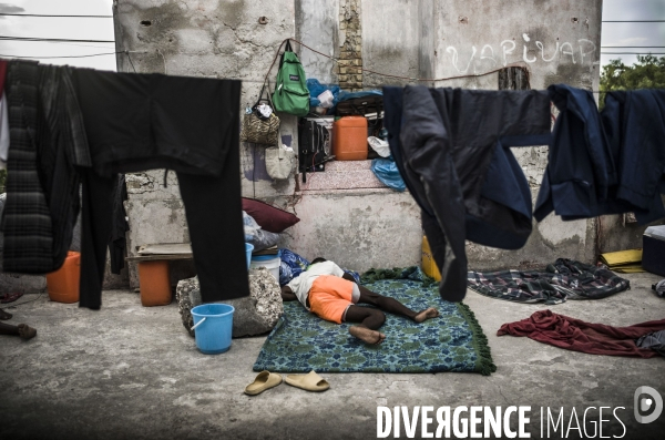 Familles deplacees au rex, ayant fui les violences des gangs.