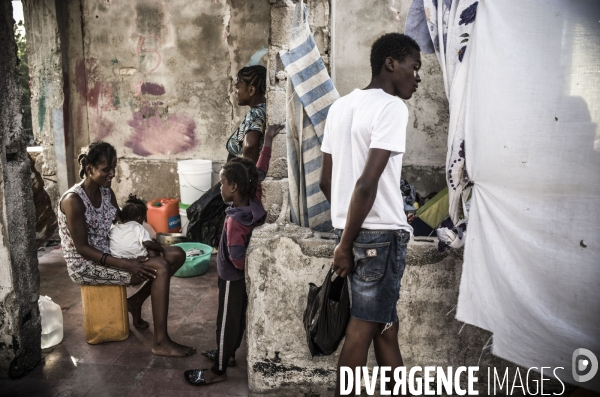 Familles deplacees au rex, ayant fui les violences des gangs.