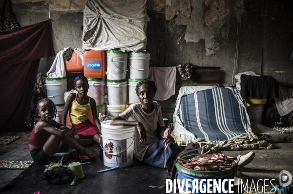Familles deplacees au rex, ayant fui les violences des gangs.