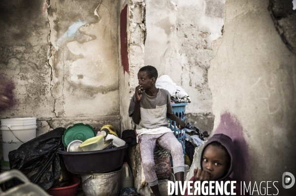 Familles deplacees au rex, ayant fui les violences des gangs.