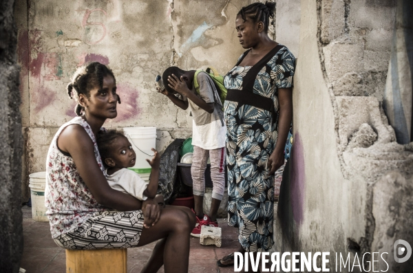 Familles deplacees au rex, ayant fui les violences des gangs.