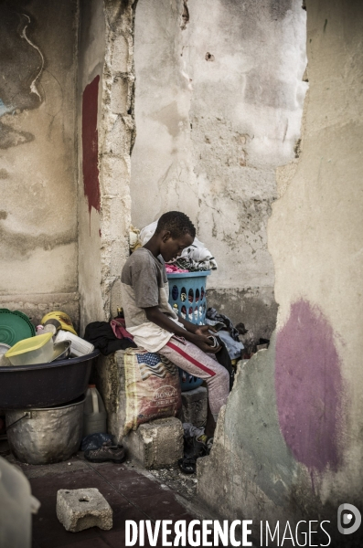 Familles deplacees au rex, ayant fui les violences des gangs.