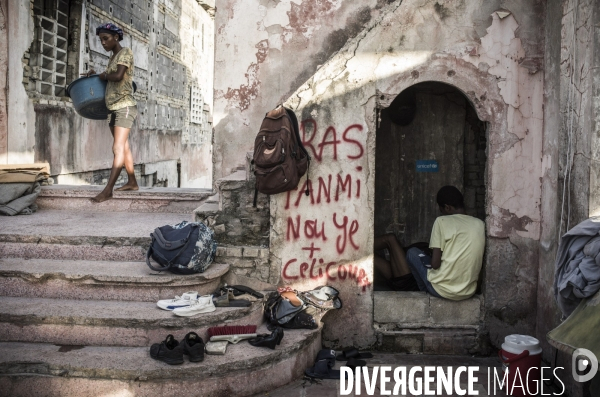Familles deplacees au rex, ayant fui les violences des gangs.