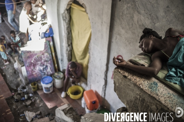 Familles deplacees au rex, ayant fui les violences des gangs.