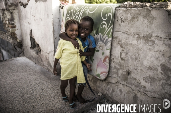 Familles deplacees au rex, ayant fui les violences des gangs.