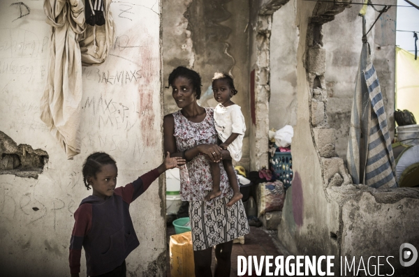 Familles deplacees au rex, ayant fui les violences des gangs.
