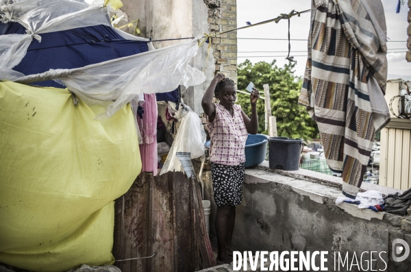 Familles deplacees au rex, ayant fui les violences des gangs.