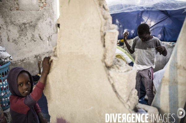 Familles deplacees au rex, ayant fui les violences des gangs.