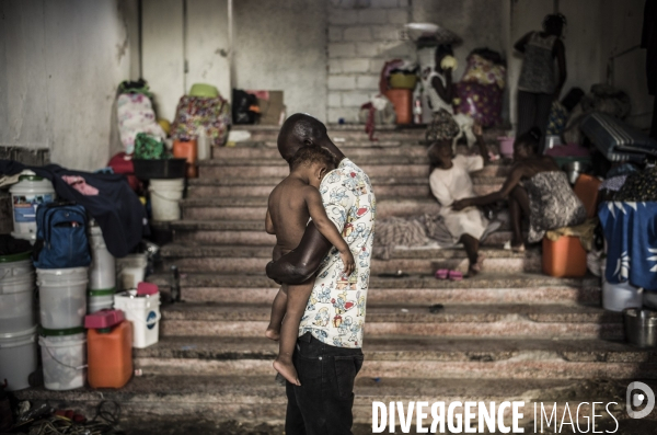 Familles deplacees au rex, ayant fui les violences des gangs.