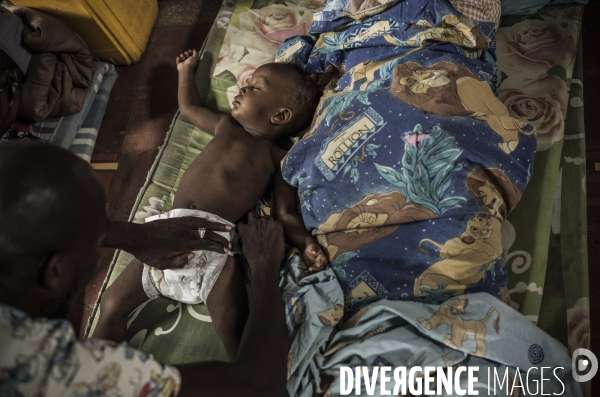 Familles deplacees au rex, ayant fui les violences des gangs.