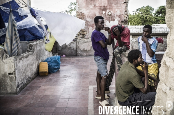 Familles deplacees au rex, ayant fui les violences des gangs.