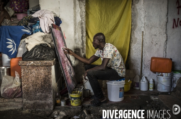 Familles deplacees au rex, ayant fui les violences des gangs.
