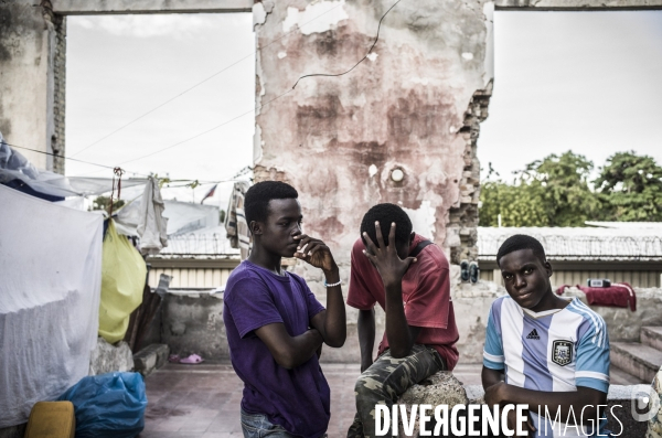 Familles deplacees au rex, ayant fui les violences des gangs.