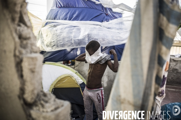 Familles deplacees au rex, ayant fui les violences des gangs.