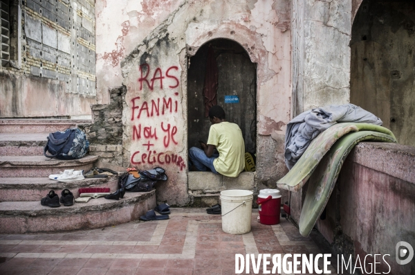 Familles deplacees au rex, ayant fui les violences des gangs.