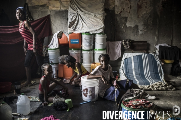 Familles deplacees au rex, ayant fui les violences des gangs.
