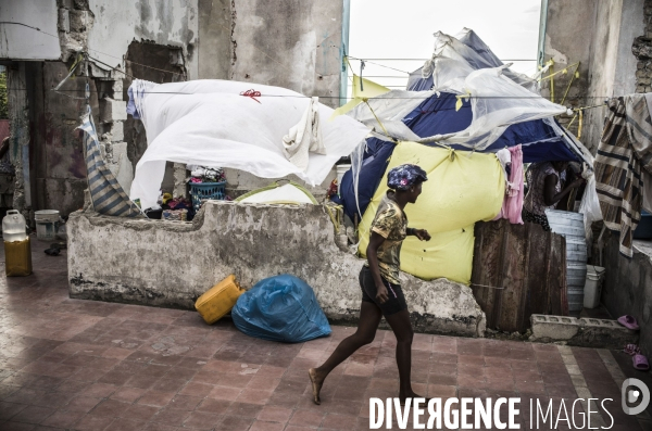 Familles deplacees au rex, ayant fui les violences des gangs.