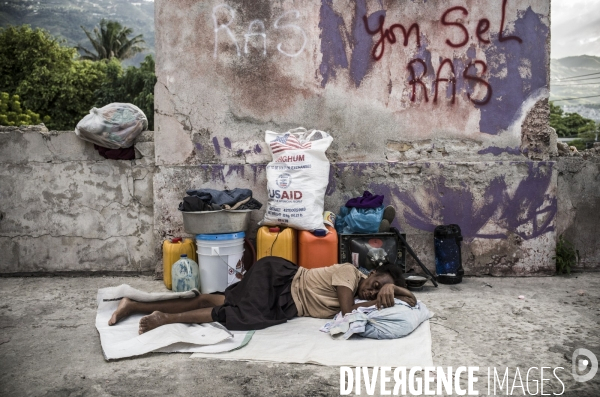 Familles deplacees au rex, ayant fui les violences des gangs.