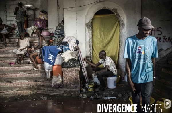 Familles deplacees au rex, ayant fui les violences des gangs.